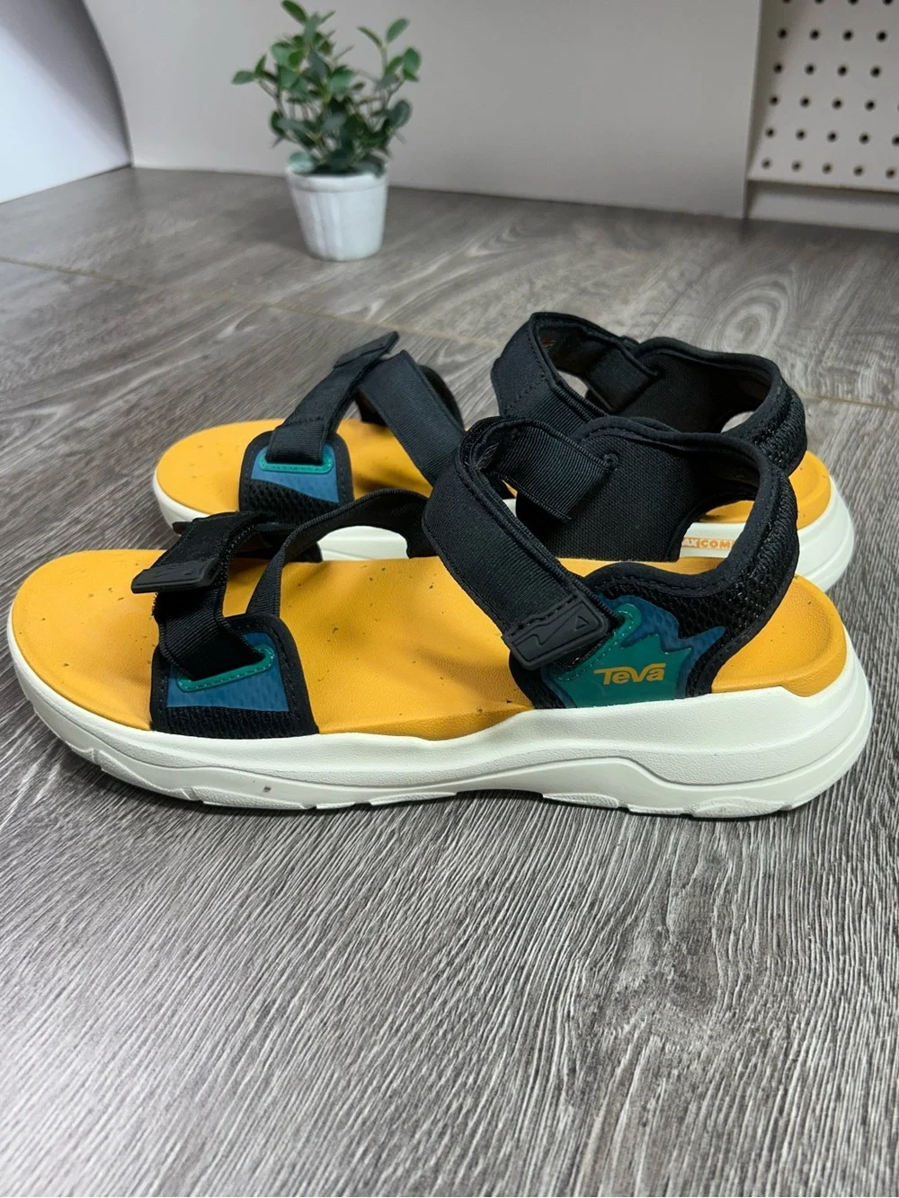 Teva men’s zimic Yellow Footbed Black Strap Sport Sandals